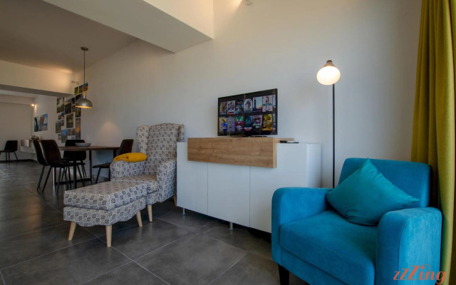 2 Bed Apartment w Distant Sea and Country Views