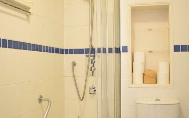 Bright 1 Bedroom Flat in Brook Green