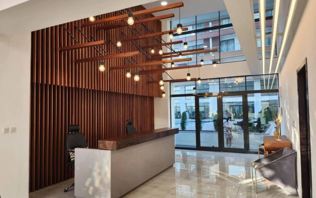 Luxurious & Comfy Gem-5 Star Location-pools, Gym!