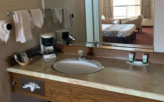Econo Lodge Inn & Suites