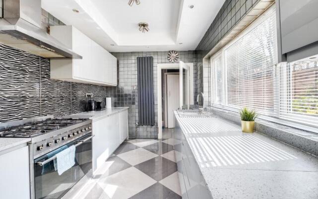Haus Luxury Four Bedroom Townhouse-Edgbaston- Parking- TOP RATED