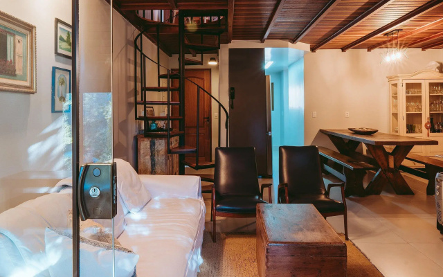 Duplex com lareira e TV Smart em meio à natureza