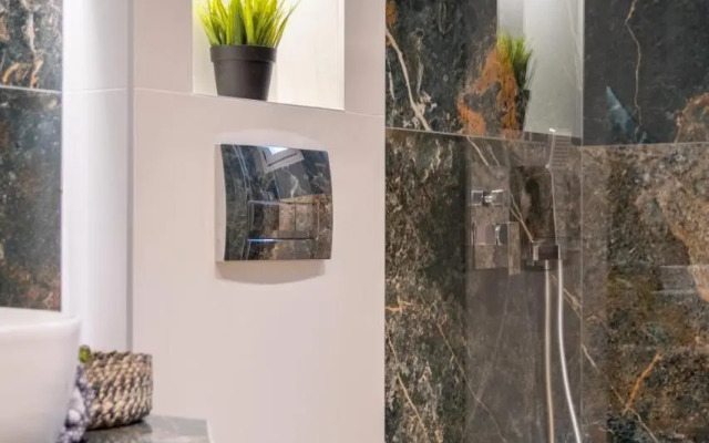 SithoniaRS Luxury Ground Floor Apartment With Private Garden