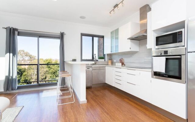 Beachside Apartment with Stunning Views & Parking