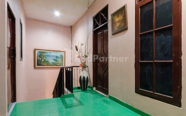 SR Residence near Mall Ciputra Cibubur Mitra RedDoorz