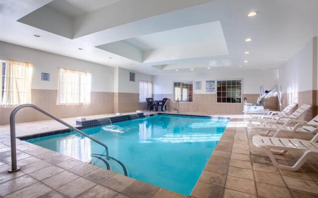 La Quinta Inn & Suites by Wyndham Columbus TX