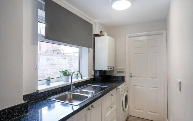 Central 2 Bedroom House-parking
