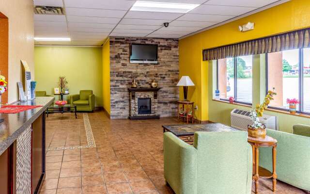 Econo Lodge Inn & Suites Newton