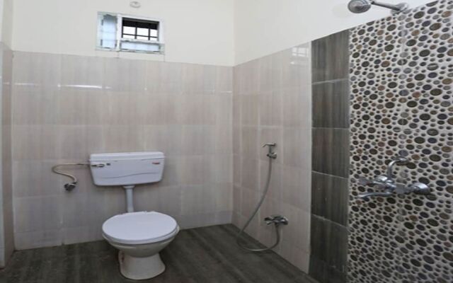 OYO 12376 Hotel Dhanraj