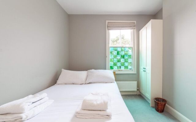 Modern 2-bed Flat in Shepherds Bush - Comfort & Style!