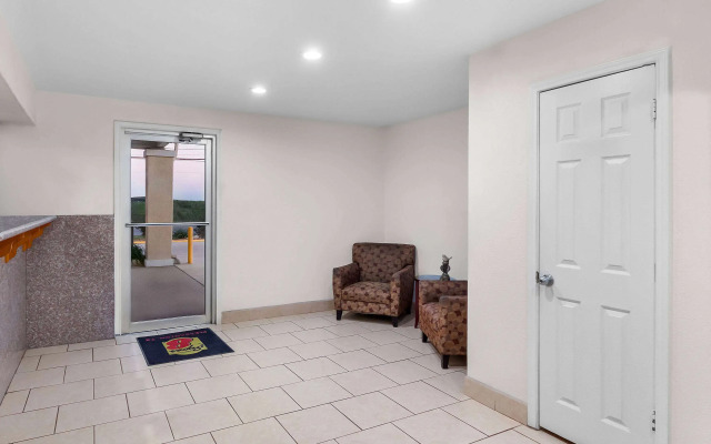 Super 8 by Wyndham Pleasanton