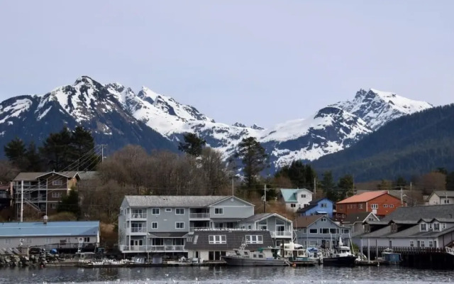Longliner Lodge And Suites