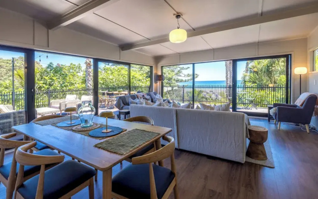 Moana Beach House - Absolute Beachfront