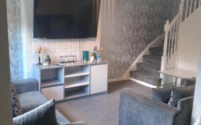 Beautiful 2-bed House in Bolton With Free Parking