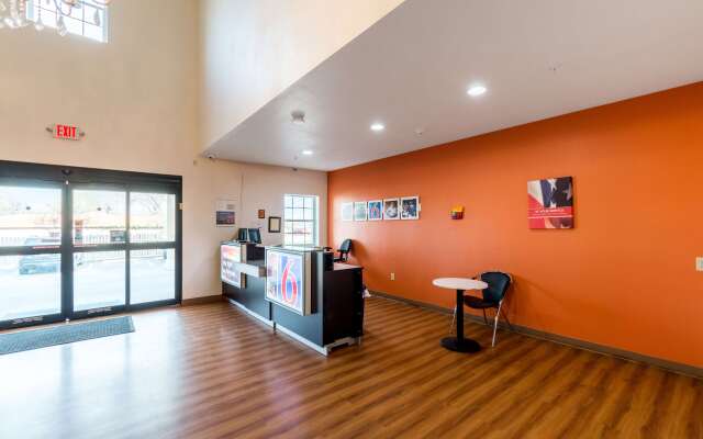 Motel 6 Jourdanton, TX