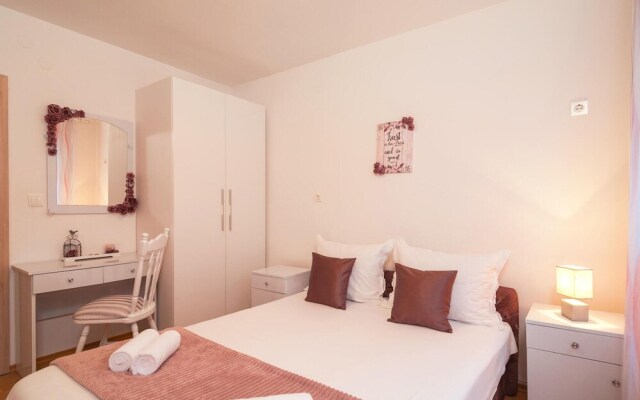 Awesome Home in Dugi Rat With Wifi and 3 Bedrooms