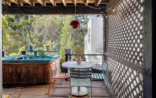Chic LA Hideaway w/ Soaking Tub, Firepit Lounge & Tranquil Backyard