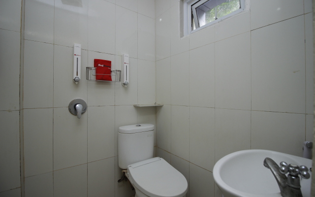 RedDoorz Plus @ Jalan Pemuda Jakarta