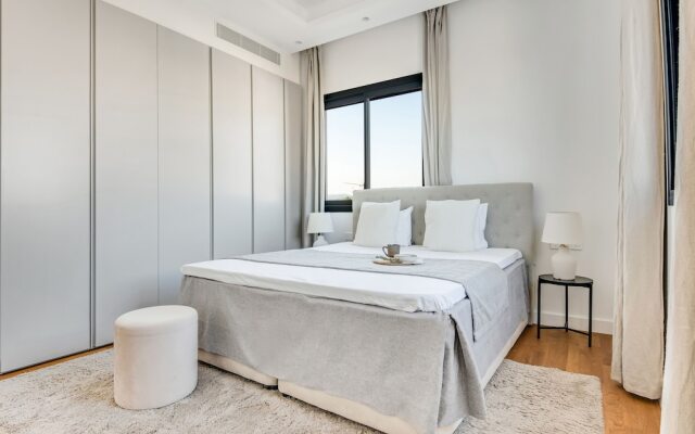 Sanders Crystal 1 - Large 4-bdr Penthouse With Shared Pool