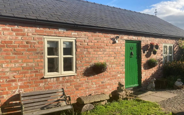 Little Pentre Barn with seasonal Swimming Pool