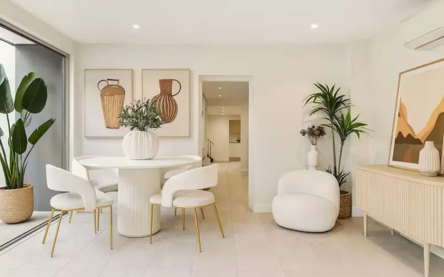 Stylish 4BR City Retreat