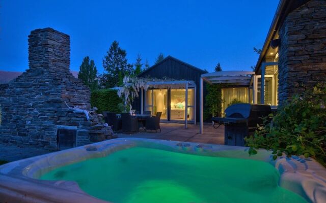 Queenstown Exclusive Retreat with Hot Tub