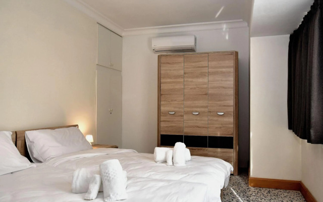 2 bedroom, central and spacious with sea view