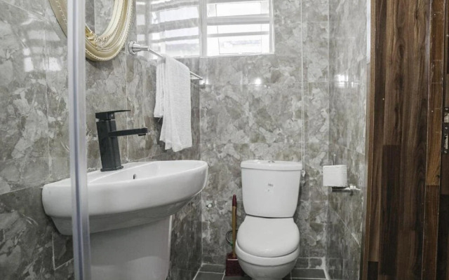 Momak 8 Hotel Adenuga House