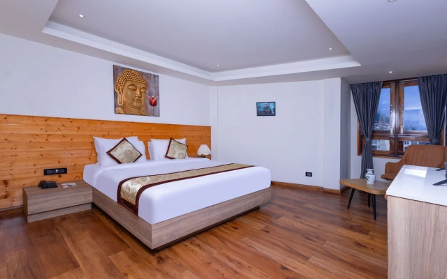 Sumitel Sanderling 500 meters from Mall Road