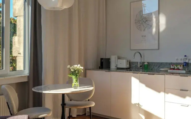 Miro Rooms Center Cloud - Quite Chic
