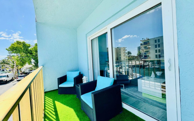 Waterfront 1BR Parking Walk to the Beach