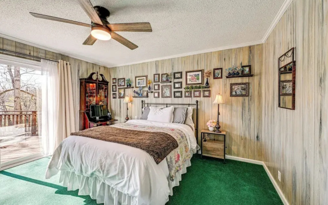 Lakefront Cabin Retreat w/ Dock in Robbinsville!
