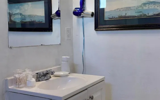 Art King Suite With Priv Bath
