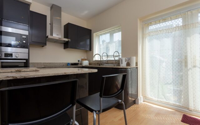 2 Bedroom House In Tooting With Garden