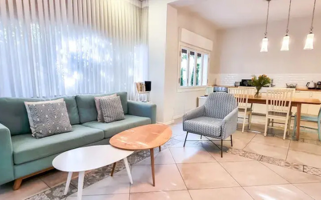Charming 2BDR apt W Private Garden TL41