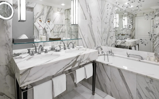 Отель Plaza Athenee