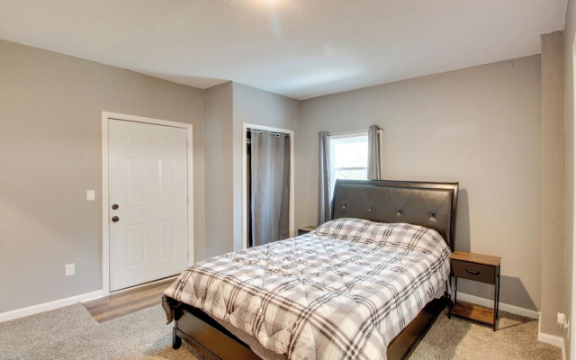 Cozy Missouri Escape w/ Balcony, Near Colleges!
