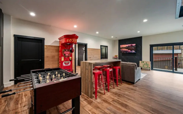 Game Room-hot Tub-10 Mins to Downtown Gatlinburg