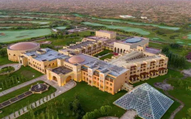 Seven Star Lake Desert Hotel