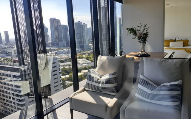 Top Floor Stunning Views