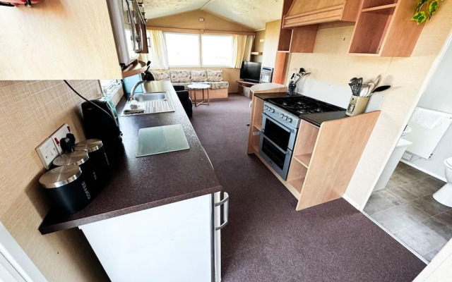 Beachside Caravan Retreat in Lowestoft Sleeps 4