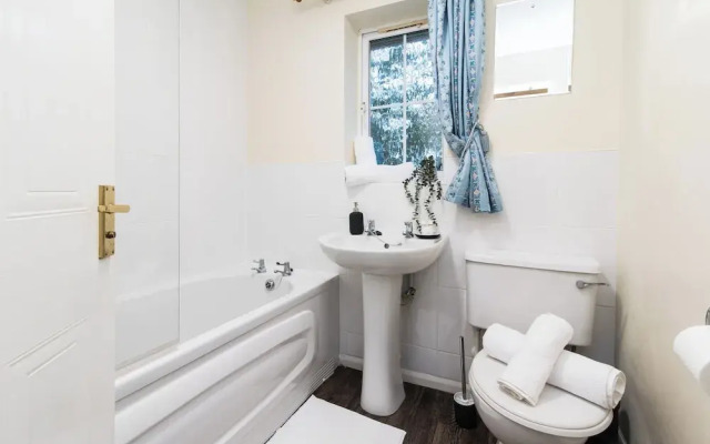 Spacious 3-bedroom Apartment w/ Private Garden