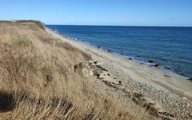 Coastal Comfort With Garden