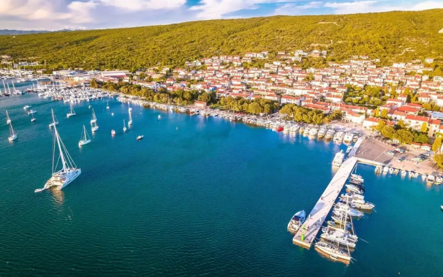 Seafront Apartment Nana