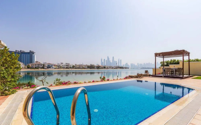 Palm Jumeirah Villa in Frond O by Deluxe Holiday Homes