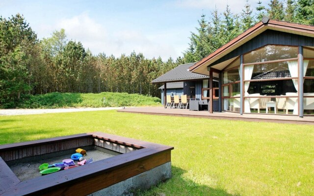 Peaceful Holiday Home In Albæk Near Sea