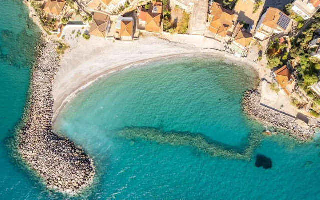 Seaside Family Haven - Avia s Spacious Getaway