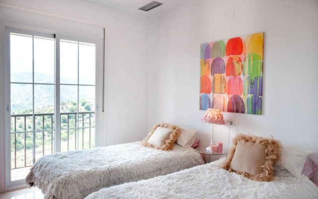 Beautiful Jacuzzi Holiday Home