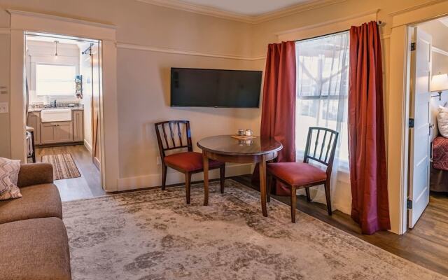 Redtail Suites~orliena Suite ~tesla Station