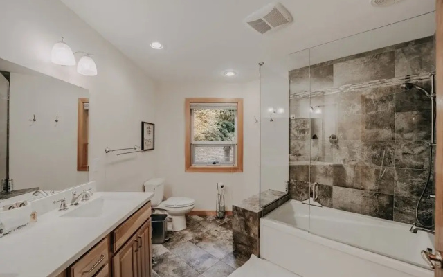 13sl - Hot Tub - Pets Ok - Wifi - Sleeps 8 2 Bedroom Home by RedAwning
